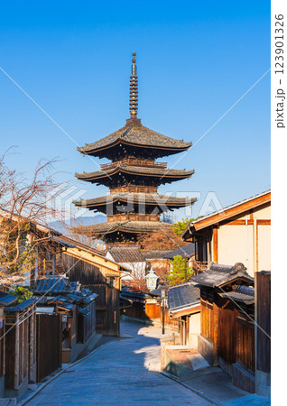 冬の京都　オーバーツーリズム前の八坂の塔 123901326