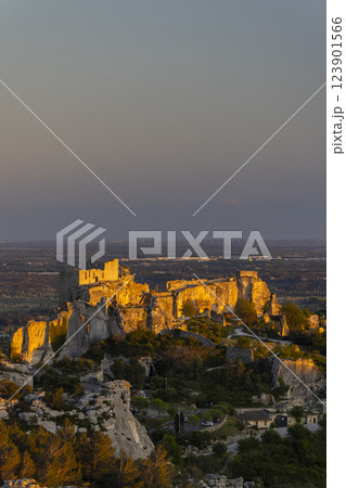 Medieval castle and village, Les Baux-de-Provence, Alpilles mountains, Provence, France Medieval castle and village, Les Baux-de-Provence, Alpilles mountains, Provence, France 123901566