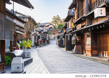京都　オーバーツーリズム前の二年坂 123901578