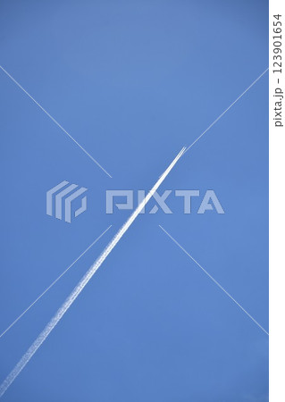 青空を飛ぶ飛行機雲 青空を飛ぶ飛行機雲 123901654