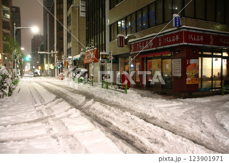 平成26年豪雪：八重洲一丁目にて（東京都中央区） 123901971
