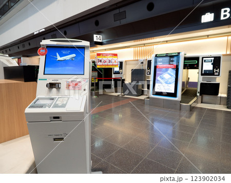 羽田空港の出発ロビー　東京都 123902034