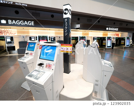 羽田空港の出発ロビー　東京都 123902035