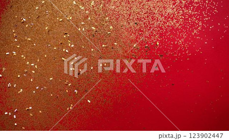 和柄、和風イメージの背景素材（赤、金） 123902447