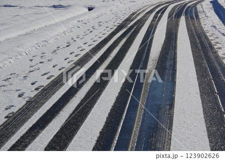 積雪が積もり始めた道路の路面の様子 積雪が積もり始めた道路の路面の様子 123902626
