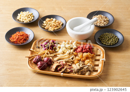 様々な漢方食材 123902645