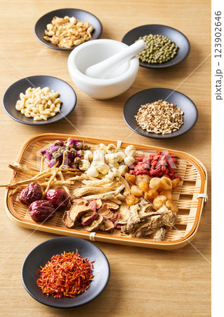 様々な漢方食材 123902646