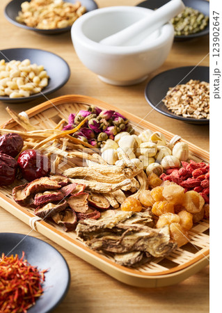 様々な漢方食材 123902647