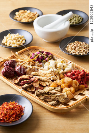 様々な漢方食材 123902648