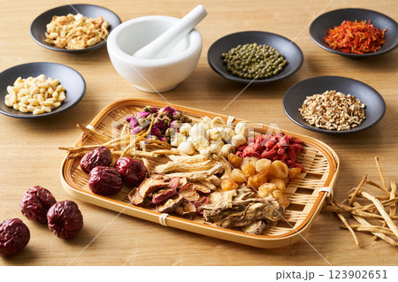 様々な漢方食材 123902651