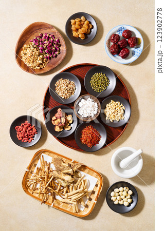様々な漢方食材 様々な漢方食材 123902778