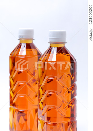 飲料水, 飲み物, 白バック, 茶色, ペットボトル, 飲物, ドリンク, 水分, 水分補給, 飲料 123903200