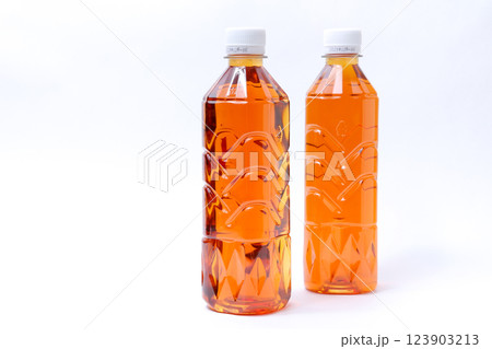 飲料水, 飲み物, 白バック, 茶色, ペットボトル, 飲物, ドリンク, 水分, 水分補給, 飲料 123903213