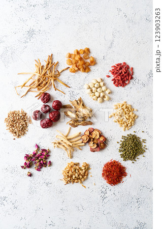 色々な漢方食材 123903263