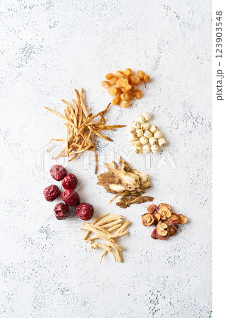 色々な漢方食材 123903548