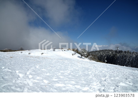雪の大和葛城山山頂　【奈良県御所市】 123903578