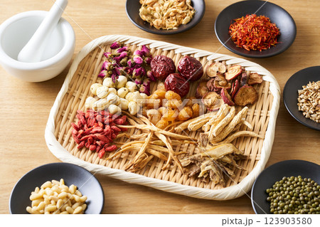 様々な漢方食材 123903580