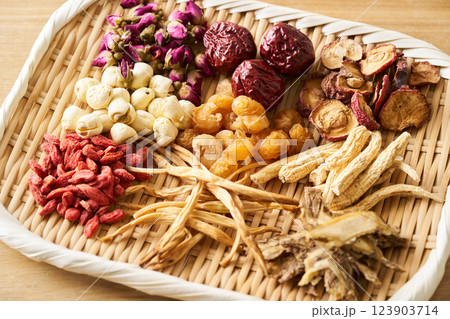ザルに盛った様々な漢方食材 123903714