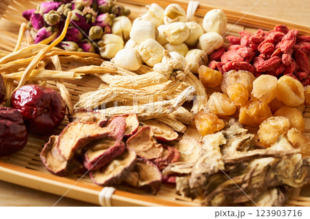 ザルに盛った様々な漢方食材 ザルに盛った様々な漢方食材 123903716