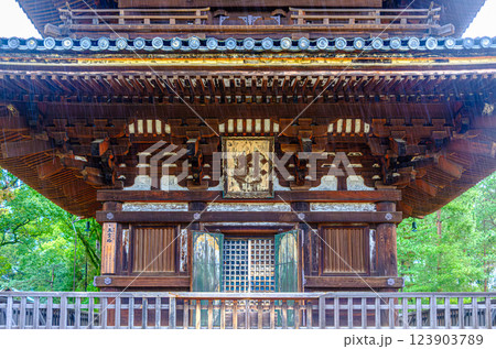 京都、仁和寺の五重塔 123903789