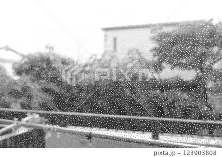 窓の外は雨 123903808