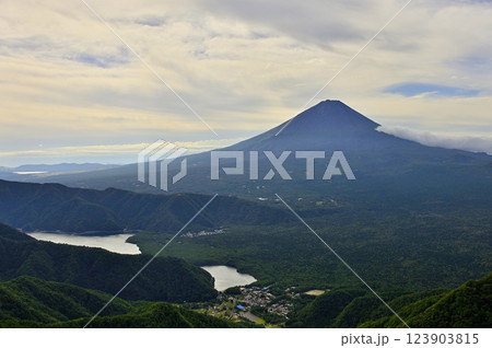 御坂山地の吉沢山から　雲たれこめる夏の富士山と西湖 123903815