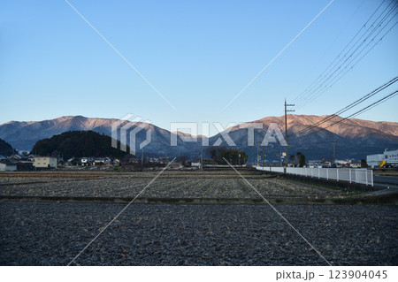 金剛山・大和葛城山の雪景色(御所南IC近くから金剛山・大和葛城山を望む) 【奈良県御所市】 金剛山・大和葛城山の雪景色(御所南IC近くから金剛山・大和葛城山を望む) 【奈良県御所市】 123904045
