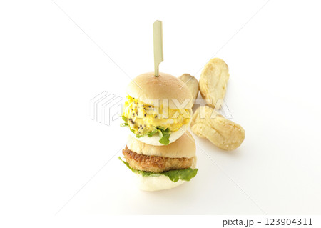 玉子とコロッケのミニハンバーガーとポテトを白背景で撮影 玉子とコロッケのミニハンバーガーとポテトを白背景で撮影 123904311