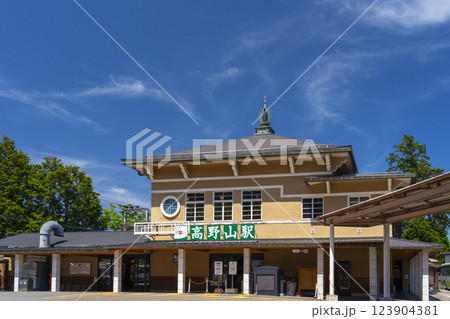 高野山駅　寺院風の外観 123904381