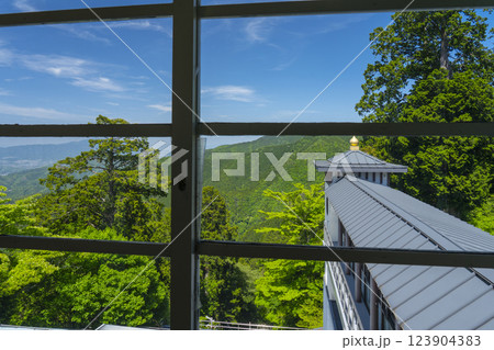 高野山駅 2階の展望待合室からの素晴らしい眺め 高野山駅 2階の展望待合室からの素晴らしい眺め 123904383