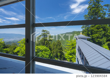 高野山駅　2階の展望待合室からの素晴らしい眺め 123904384