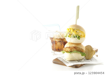 玉子とコロッケのミニハンバーガーとポテトとコーラを白背景で撮影 玉子とコロッケのミニハンバーガーとポテトとコーラを白背景で撮影 123904454