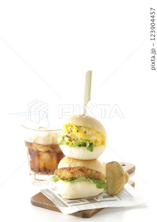 玉子とコロッケのミニハンバーガーとポテトとコーラを白背景で撮影 123904457