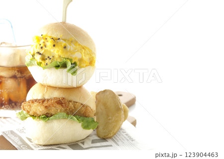 玉子とコロッケのミニハンバーガーとポテトとコーラを白背景で撮影 玉子とコロッケのミニハンバーガーとポテトとコーラを白背景で撮影 123904463