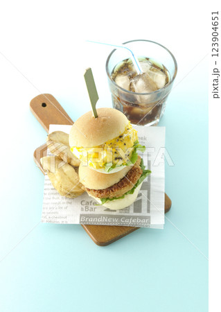 玉子とコロッケのミニハンバーガーとポテトとコーラ 123904651
