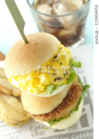 玉子とコロッケのミニハンバーガーとポテトとコーラ 玉子とコロッケのミニハンバーガーとポテトとコーラ 123904658