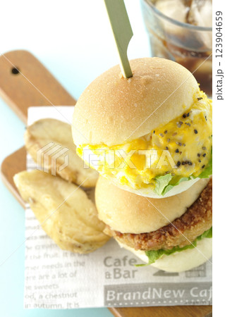 玉子とコロッケのミニハンバーガーとポテトとコーラ 123904659