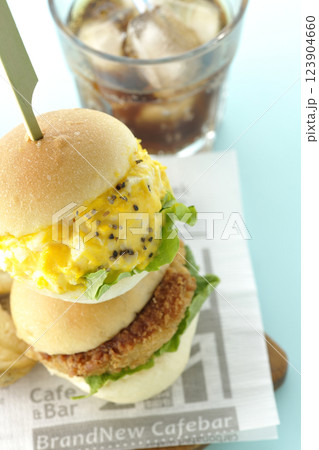 玉子とコロッケのミニハンバーガーとポテトとコーラ 123904660