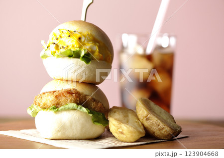 玉子とコロッケのミニハンバーガーとポテトとコーラ 玉子とコロッケのミニハンバーガーとポテトとコーラ 123904668