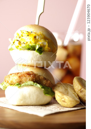 玉子とコロッケのミニハンバーガーとポテトとコーラ 123904670