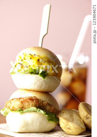 玉子とコロッケのミニハンバーガーとポテトとコーラ 123904671