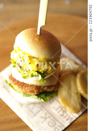 玉子とコロッケのミニハンバーガーとポテト 123904792