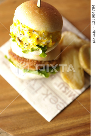 玉子とコロッケのミニハンバーガーとポテト 123904794