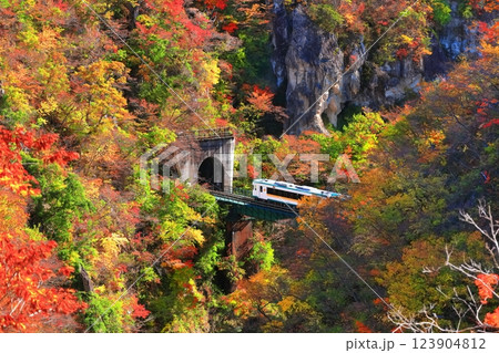 【宮城県】鳴子峡を渡る紅葉列車 【宮城県】鳴子峡を渡る紅葉列車 123904812