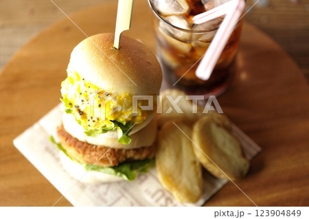 玉子とコロッケのミニハンバーガーとポテトとコーラ 123904849