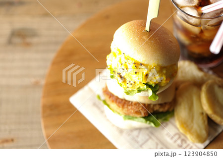 玉子とコロッケのミニハンバーガーとポテトとコーラ 123904850