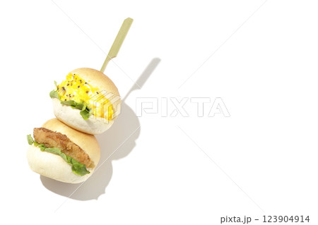 玉子とコロッケのミニハンバーガーを白背景で撮影 123904914