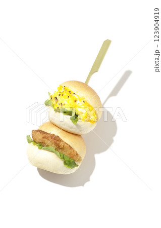 玉子とコロッケのミニハンバーガーを白背景で撮影 玉子とコロッケのミニハンバーガーを白背景で撮影 123904919