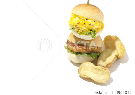 玉子とコロッケのミニハンバーガーとポテトを白背景で撮影 玉子とコロッケのミニハンバーガーとポテトを白背景で撮影 123905019