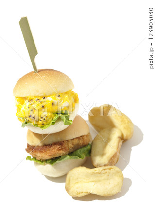 玉子とコロッケのミニハンバーガーとポテトを白背景で撮影 123905030